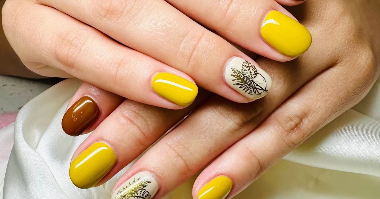 Hand-painted nail art by Lissy Nails