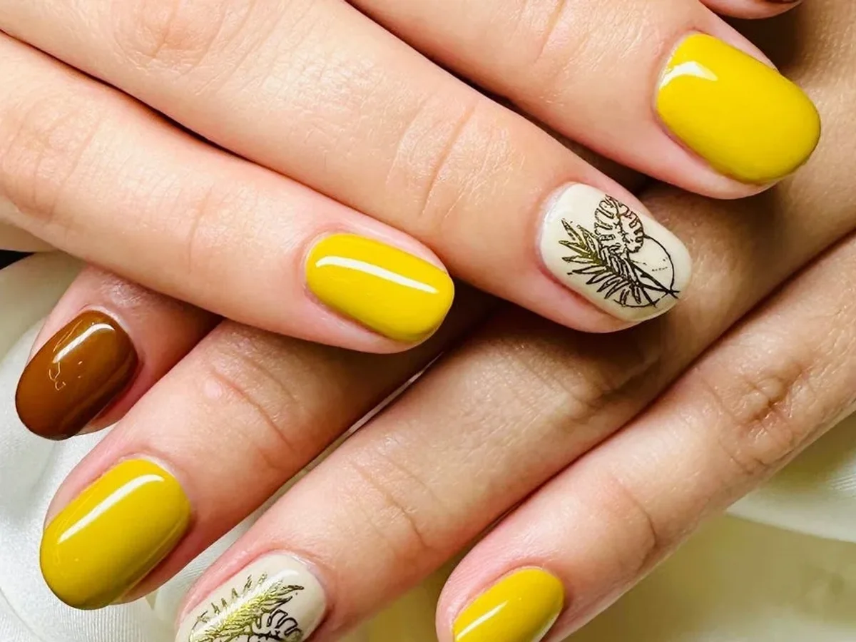 Hand-painted nail art by Lissy Nails